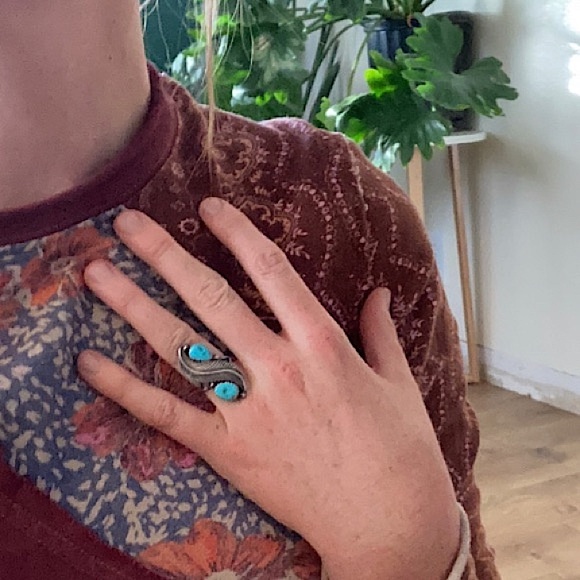 NATIVE AMERICAN • Genuine Turquoise and Sterling Silver Ring • 5.75 - Picture 6 of 6